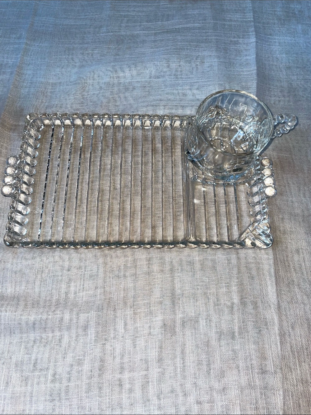 Vintage 1940’s Hazel Atlas Clear Glass Snack Tray with Handle & Cup. SET OF 4 - Picture 3 of 8